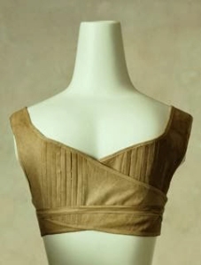 A partir de 1804, les femmes portent des brassières. Ici elle est faite de toile brune.