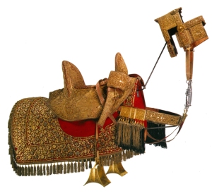 Selle de dromadaire des Mamelouks en cuir, velours, drap, cuivre et fer. Exposée au Musée de l'Armée à Paris. 